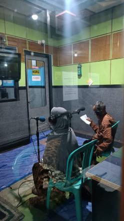 Kegiatan Pengisian Suara di Radio Swara Kenanga Yogyakarta oleh Kelompok Macapat Kalurahan Trimulyo