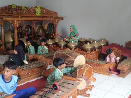 Latihan Gamelan Siswa SD Muhammadiyah Blawong 2, Upaya Melestarikan Budaya Jawa